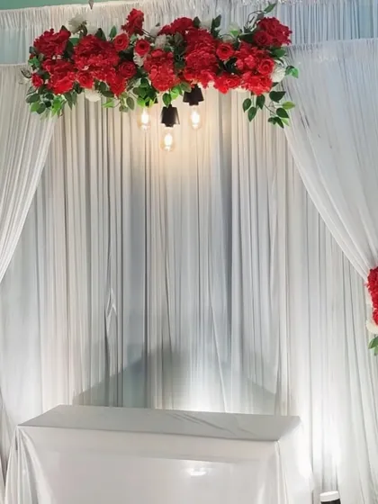 A clean and modern setup that combines romantic red flowers with trendy Edison bulbs for a chic and stylish look.