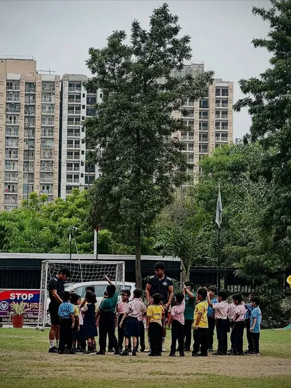 Our coach gathering the young participants of a football workshop for a team talk, creating a professional and engaging environment even for the youngest players.