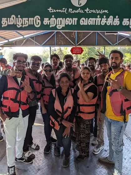 The full group in their life jackets, ready for the boating adventure.