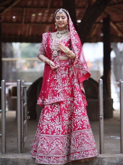 A complete bridal look featuring a heavy, gold-plated Kundan necklace, haath phool, and maang tikka, all available for rent.