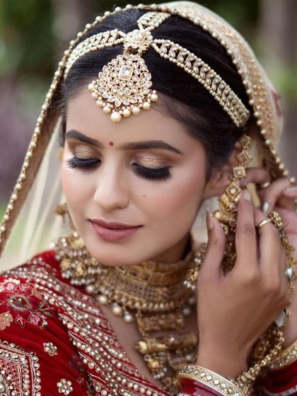 Another look at the intricate details of the bridal jewellery set. Renting the complete set with your outfit saves you time and ensures everything matches perfectly.