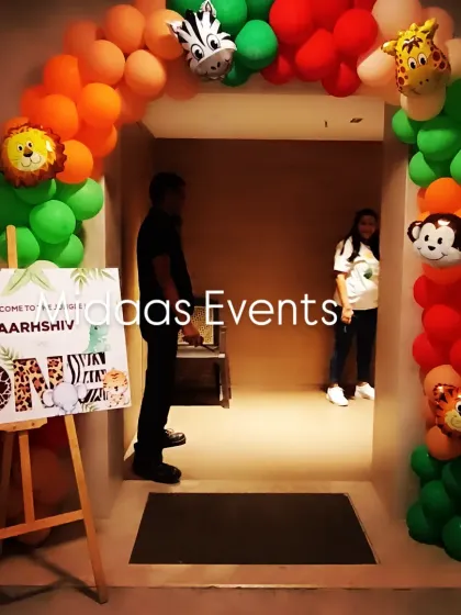 The party starts at the entrance. I created this welcoming balloon arch with fun animal foil balloons and a personalized easel sign for Aarshiv's jungle-themed first birthday.