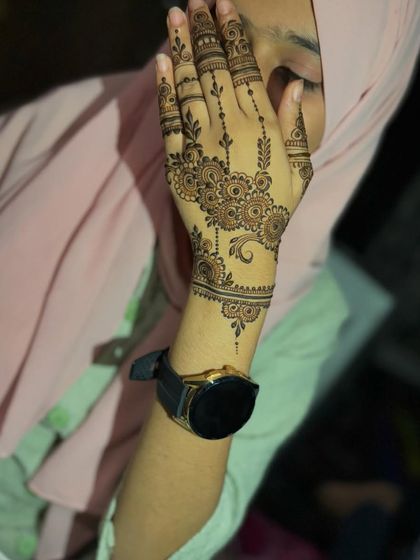 A posed shot of this party henna, showing how elegant it looks.