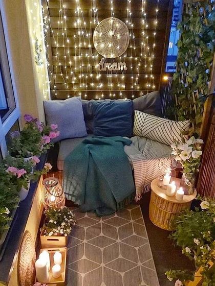 This balcony proves that lighting is key. A curtain of fairy lights, combined with candles and lanterns, transforms this small space into a magical and romantic hideaway at night.