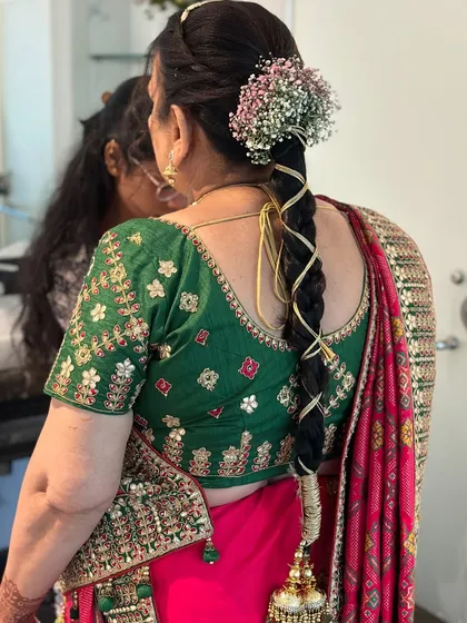 A simple and elegant braid for the mother of the bride, adorned with baby's breath and a traditional latkan.