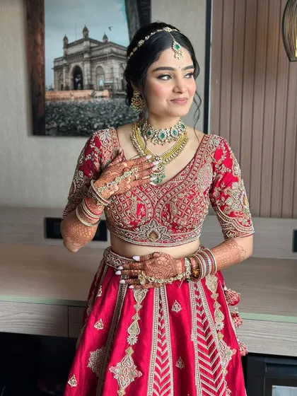Posing against a backdrop of the Gateway of India, her bridal look is both classic and contemporary. The makeup is designed to be picture-perfect from every angle.