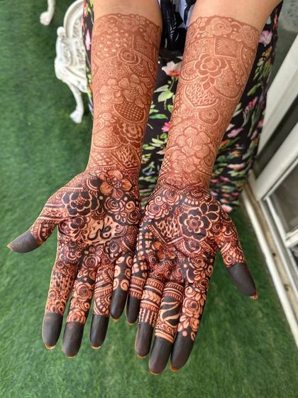 Stain goals right here. The deep, almost black color on the fingertips and the rich brown on the palms is what we aim for with every bridal mehendi.
