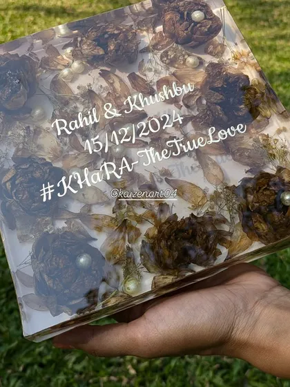 This 8x8 inch resin block has a substantial 2-inch height, giving the preserved flowers a beautiful floating effect. I finished it with a golden edge for a clean, premium look.