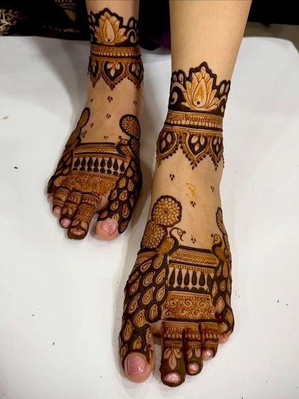 A classic peacock mehandi design for the feet. The bold peacock figures and the delicate lotus cuff on the ankle create a beautiful and traditional look.