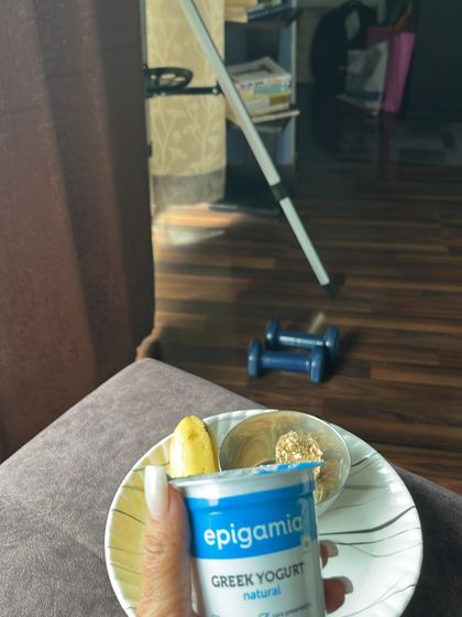 A simple and healthy snack of Greek yogurt, demonstrating a low-calorie choice for any time of day.