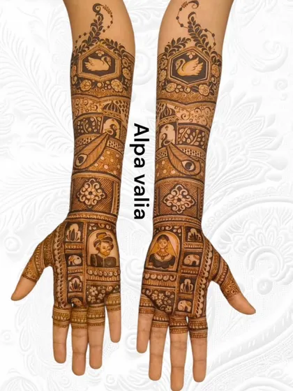 This design tells a story through a series of panels on the palms, featuring portraits and swan motifs. It’s a creative way to showcase multiple elements of a couple's relationship.