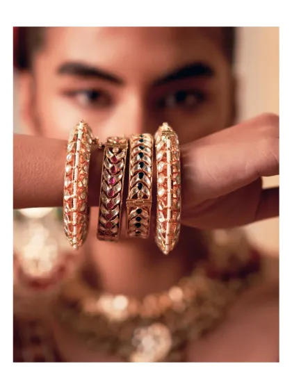 Traditional with a twist. This mix of golden Kundan bangles adds the right amount of shine to any festive outfit, whether stacked or styled solo.
