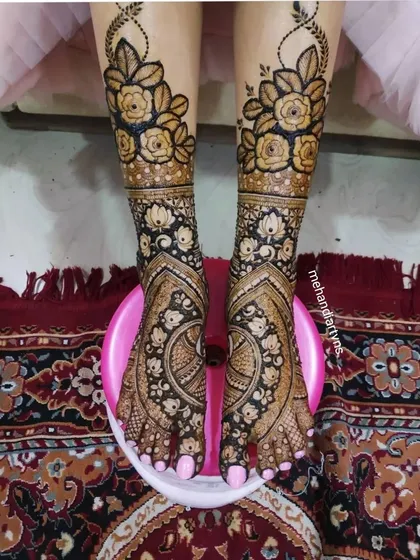 Symmetrical foot mehandi is a must-have skill for any professional bridal artist. We teach you how to create perfectly mirrored designs that look stunning from every angle, combining floral bands with intricate patterns covering the entire foot.