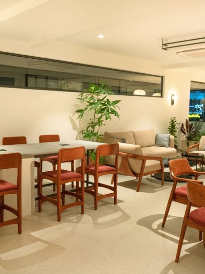 The color of calm. Our Whitefield cafe features a mix of comfortable seating, from a large communal table to cozy sofas, all in a soothing, neutral palette.