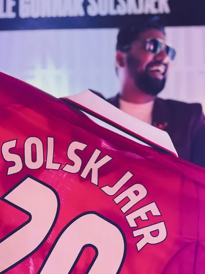 A priceless moment, holding a signed jersey from Ole Gunnar Solskjaer. It was an honor to have my art resonate so deeply with him on an emotional level.