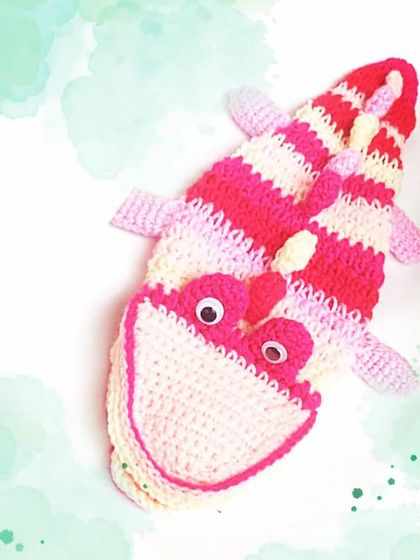 A fun and fierce "Pinigator" pencil case. This alligator-shaped pouch is a playful and practical accessory for kids to store their stationery.