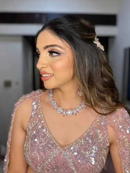 A touch of sparkle on the eyes to make Hetal's look extra special for her performance.