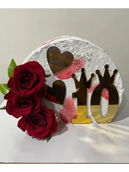 A top forward cake in pineapple flavor, decorated with red roses and a golden "10" topper. This trendy style is great for milestone birthdays.
