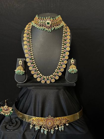 The same choker and accessories set, shown with a long kasumalai necklace. You can rent the pieces individually or as a complete set.