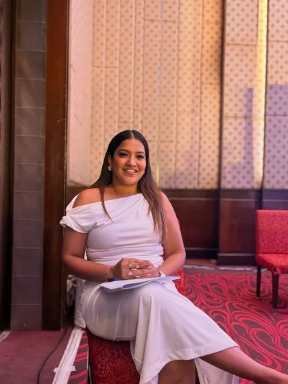 A relaxed moment backstage before the show. A calm host ensures a smooth event.
