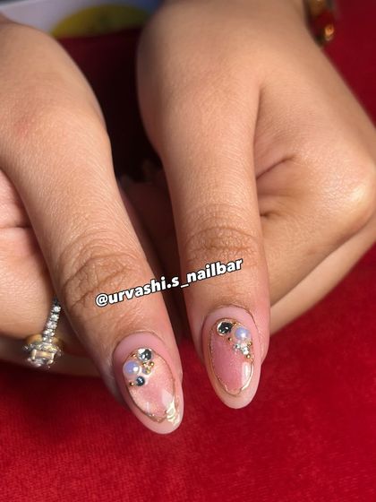 This is pure red-carpet glamour for your fingertips. I combined a soft pink base with 3D roses, hand-painted white flowers, and intricate gold frames with pearl details for a truly luxurious bridal set.