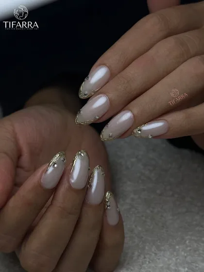 Another pose showing off the elegant and luxurious pearl and gold nail set.