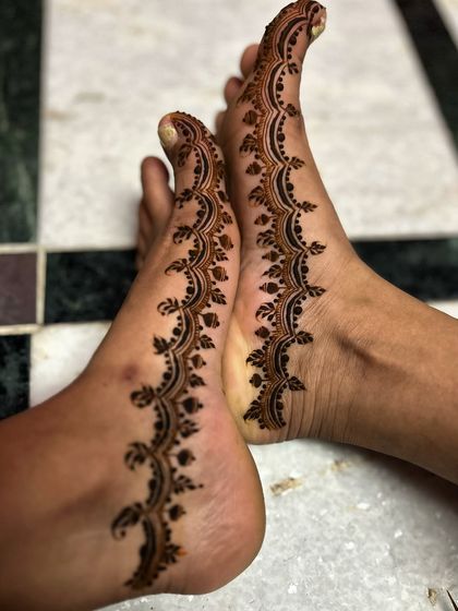 A very simple and elegant mehendi design for the feet. This delicate vine pattern runs along the side of the foot, perfect for a minimalist look.