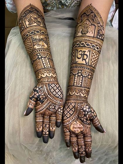 This design incorporates the sacred 'Om' symbol. It is surrounded by traditional Indian patterns, including intricate jaali work and floral borders.