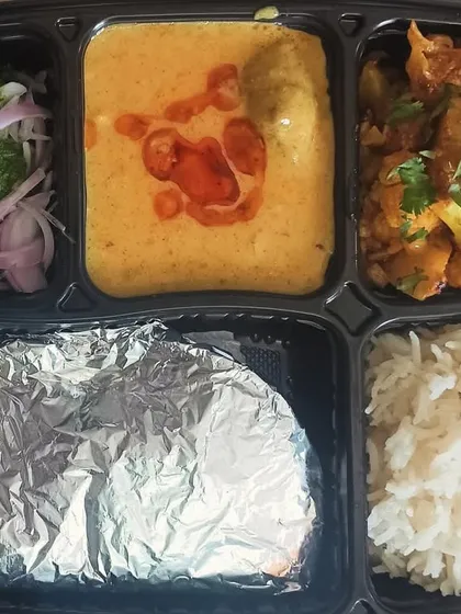 A classic combination of Kadi Pakoda and Aloo Gobi in a single thali. The tangy kadi pairs wonderfully with the dry potato and cauliflower sabzi.