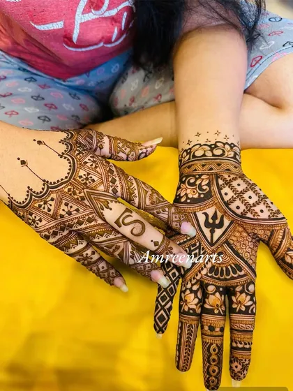 A close-up of the geometric engagement design, showing the intricate details and the personalized initial.