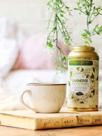 This frame is a love letter to slow mornings. I used soft natural light and a cozy bedroom setup to echo the gentle, floral notes of the Jasmine Dragon Pearls tea, making the visual feel warm and lived-in.