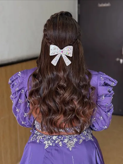 A beautiful hairstyle for this Mamera look. The soft lavender outfit and subtle pop of color in the makeup perfectly highlight her dusky complexion.