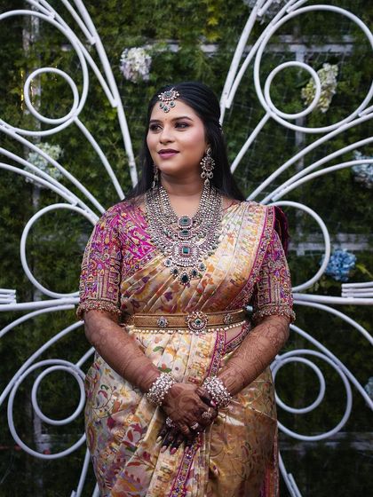 A full view of the bride in her magnificent reception outfit, a true vision of elegance.