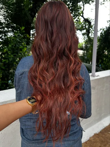 Holiday hair with a twist. This gorgeous reddish-copper color is perfect for making a statement on your next vacay. It’s warm, vibrant, and full of life.