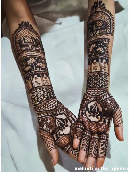 Here I played with different traditional elements, including a doli (palanquin) motif on the forearm. The design is filled with lotus flowers and varied textures, creating a unique bridal mehendi.