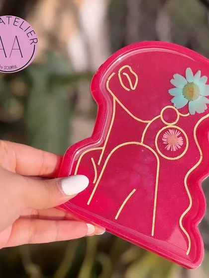A bold pink lady trinket tray with preserved flowers. These versatile trays are a great addition to your home or office and make for a wonderful, practical gift.