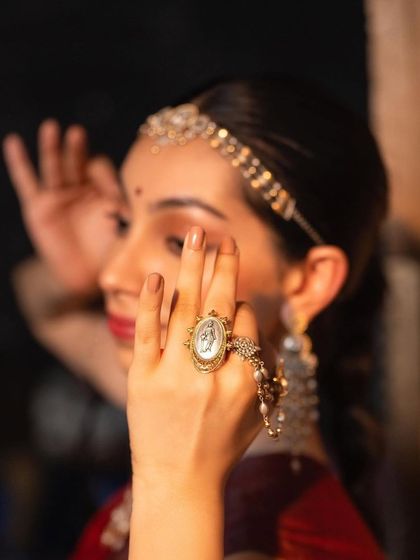 An expressive shot where my hand gesture draws attention to the statement ring. My Bharatanatyam training helps me use mudras and postures to naturally highlight the jewelry I am wearing.