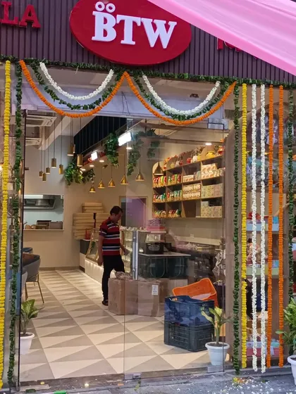 For the launch of this BTW store, I used traditional marigold and tuberose garlands to create a festive and welcoming entrance. This style is perfect for grand openings that need a classic touch.