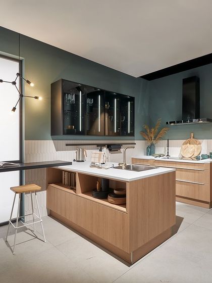 The Montreal GL Fine Oak from our concept130 collection is paired with a deep green wall in this nature-inspired ensemble, bringing the lushness of the outdoors into your kitchen.