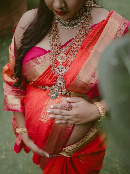 Celebrating motherhood is so special, and this expecting mother looks absolutely radiant. This layered kemp and temple jewellery set is perfect for a baby shower, adding a traditional glow to this beautiful milestone.