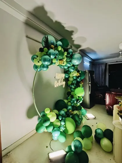 A side view showing how the green balloon arch can be set up even in tighter spaces.