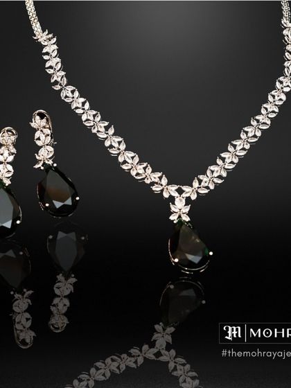 An elegant black teardrop diamond-look necklace set. The simple design is perfect for a minimalist yet glamorous look.