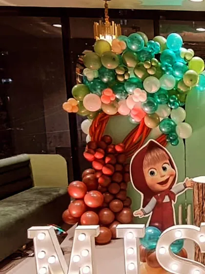 A side view of the balloon tree we constructed for the Masha and the Bear party. We use balloons in different shades of brown and green to create a realistic tree trunk and foliage effect.