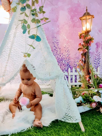 This gallery displays the versatility of our garden and teepee sets. From lush green turf and floral backgrounds to cozy lace teepees and wicker chairs, you can create the perfect indoor "outdoor" shoot.