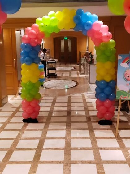Another view of the Cocomelon entrance, showing the balloon arch and welcome signs.