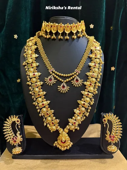 This rental set features coin-style motifs on the choker and necklace, a popular design in South Indian jewellery.
