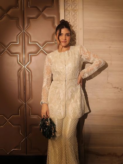 Glam mode activated. This look features bold, shimmery eyes and glossy nude lips, a classic combination for a stunning evening look.