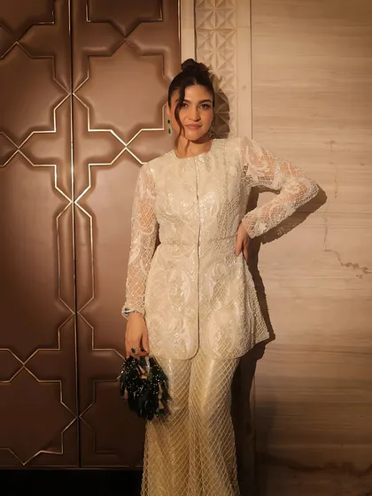 Glam mode activated. This look features bold, shimmery eyes and glossy nude lips, a classic combination for a stunning evening look.