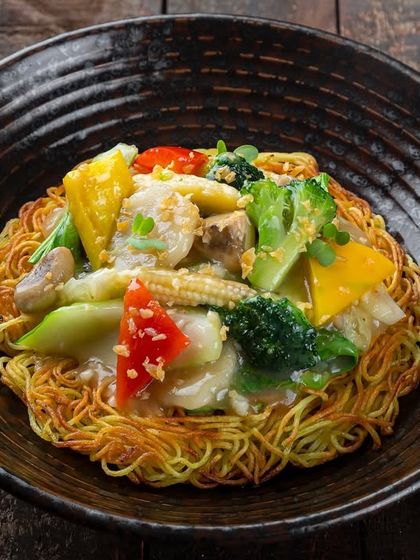Pan-fried noodles topped with a vegetable medley, a classic Cantonese dish from the YouMee archives.