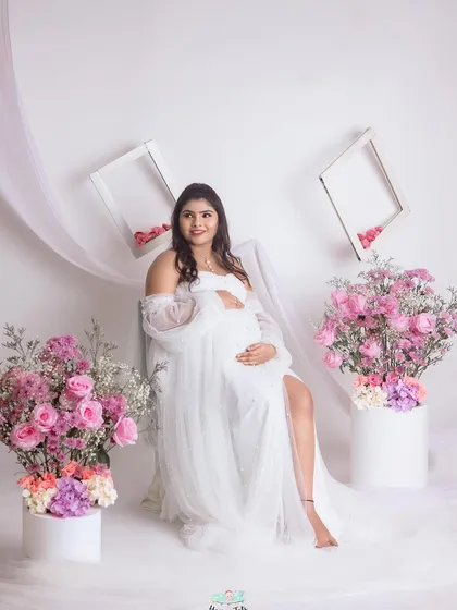 A serene seated portrait in our dreamy all-white setup. This look is so classic and truly lets the mom-to-be's glow shine through.